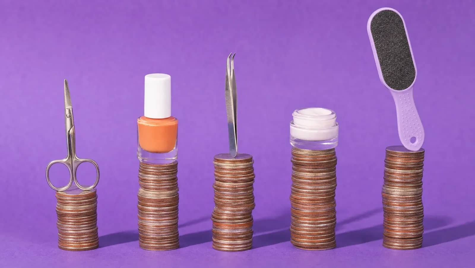 Cinco pilhas de moedas de alturas diferentes, cada uma coroada por uma ferramenta de um segmento, sobre fundo violeta