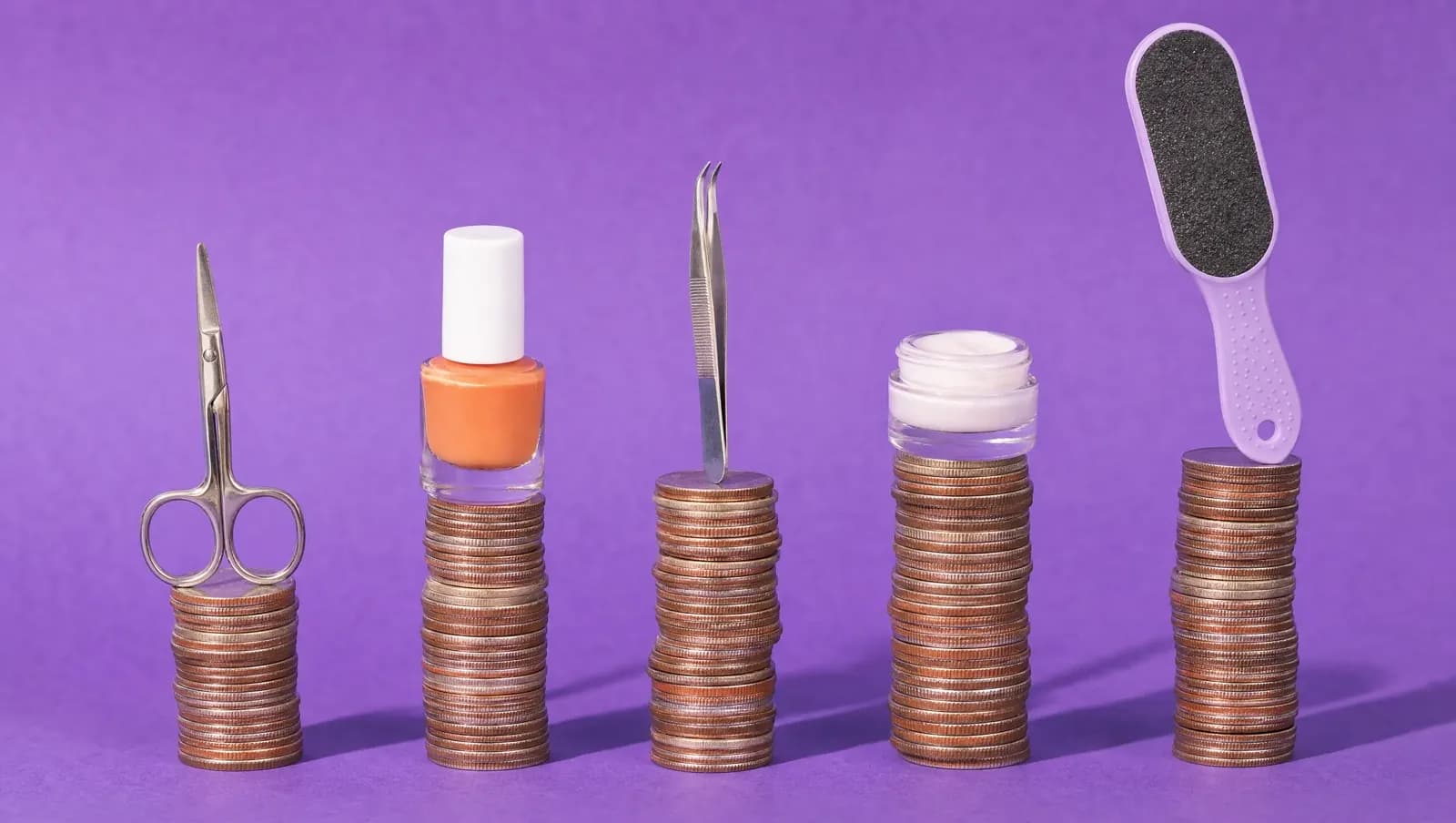 Cinco pilhas de moedas de alturas diferentes, cada uma coroada por uma ferramenta de um segmento, sobre fundo violeta