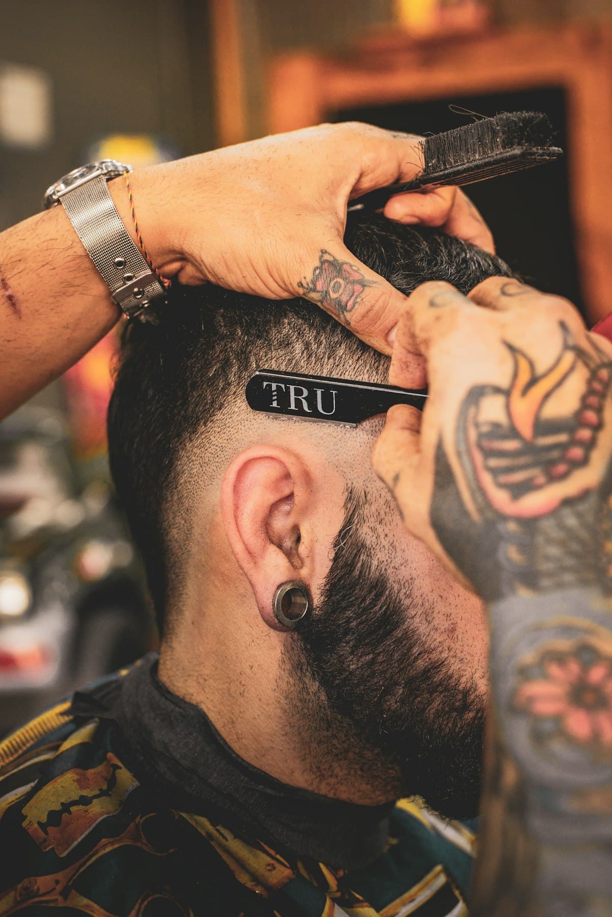 Barbero perfilando la barba con navaja