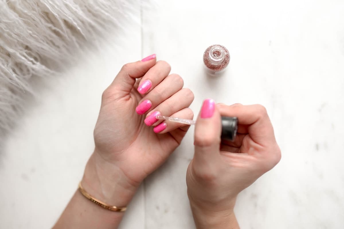 Uñas esmaltadas en rosa vibrante — trabajo de estudio de uñas