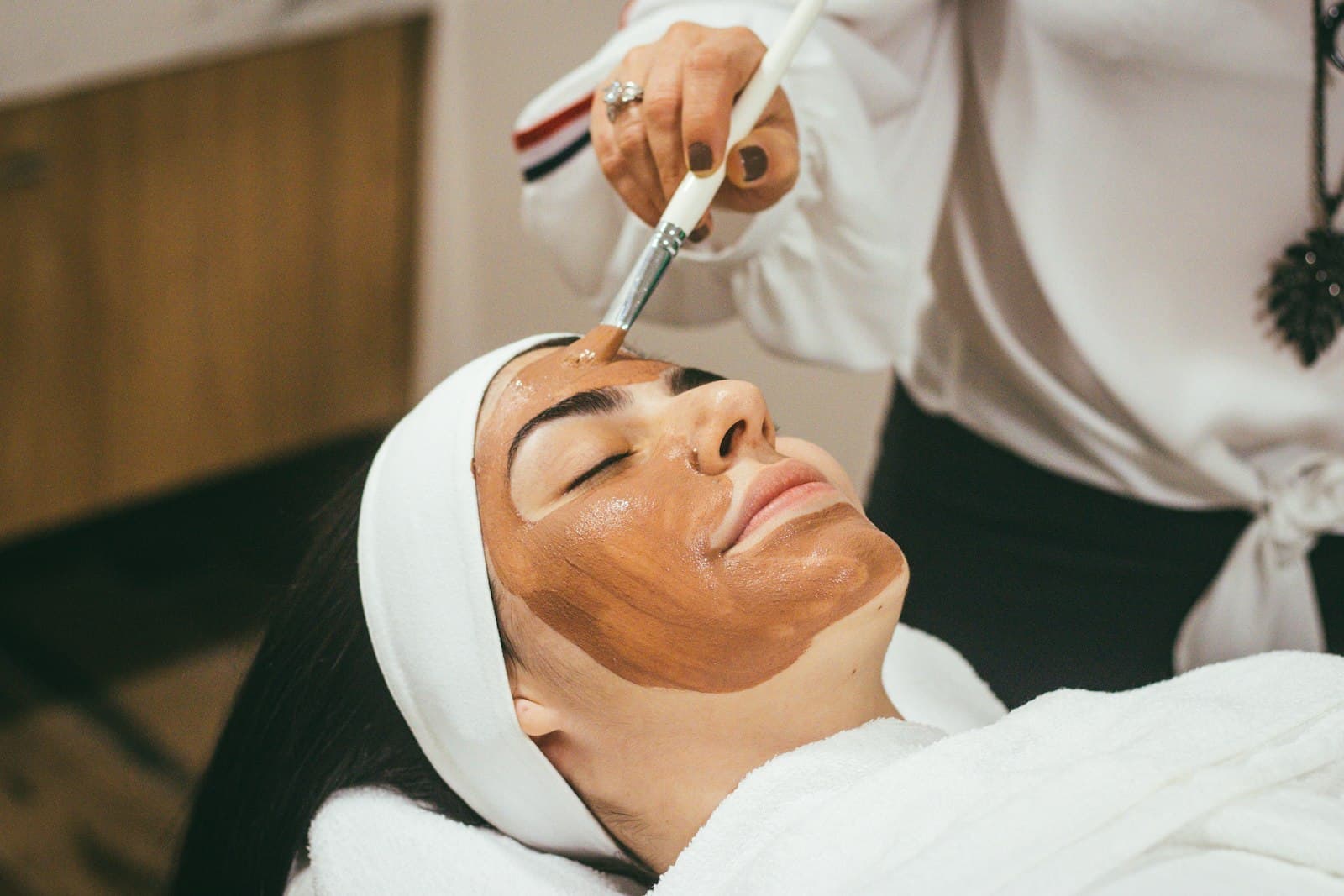 Cliente a receber um tratamento facial numa clínica de estética