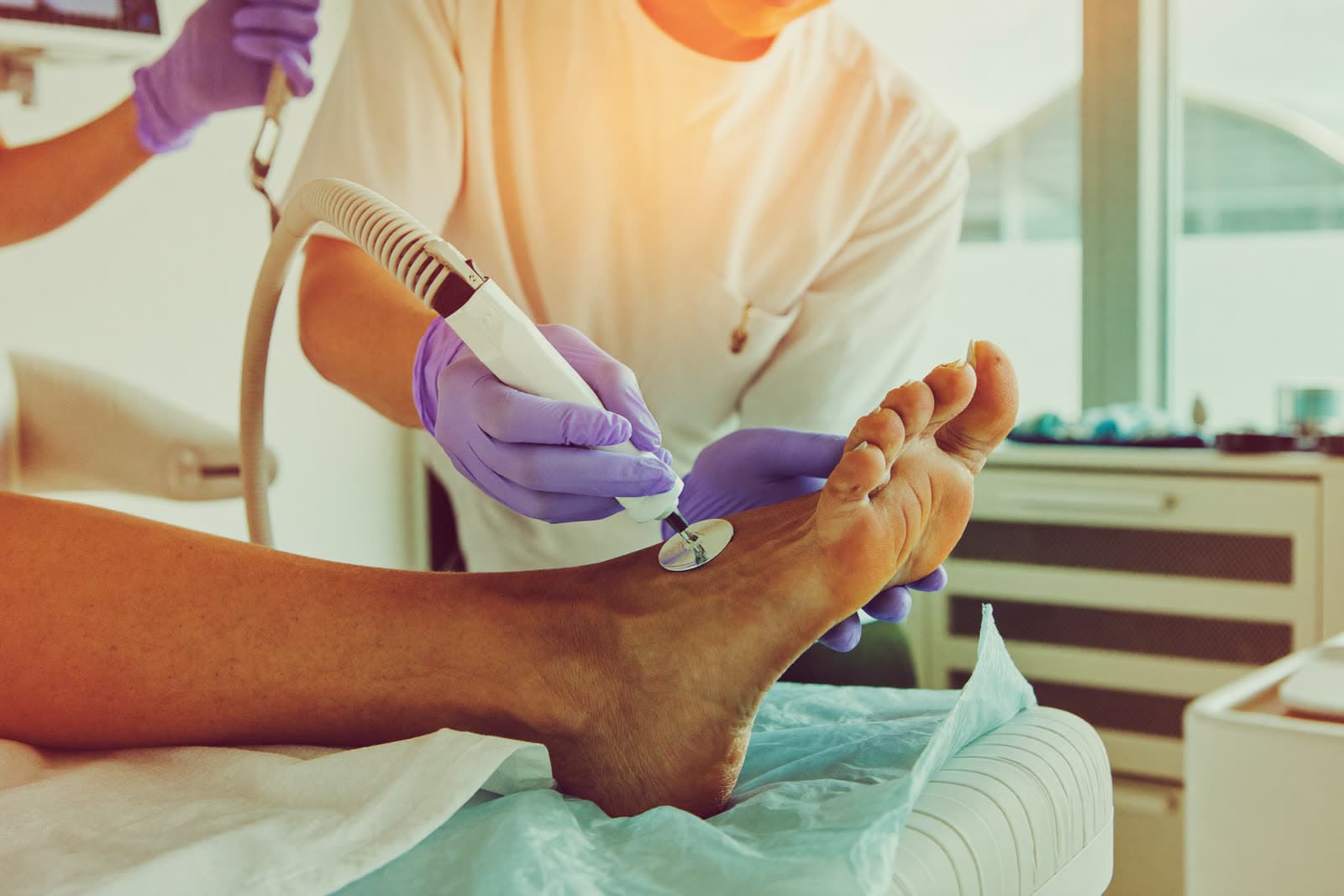 Profissional realizando cuidados nos pés de paciente