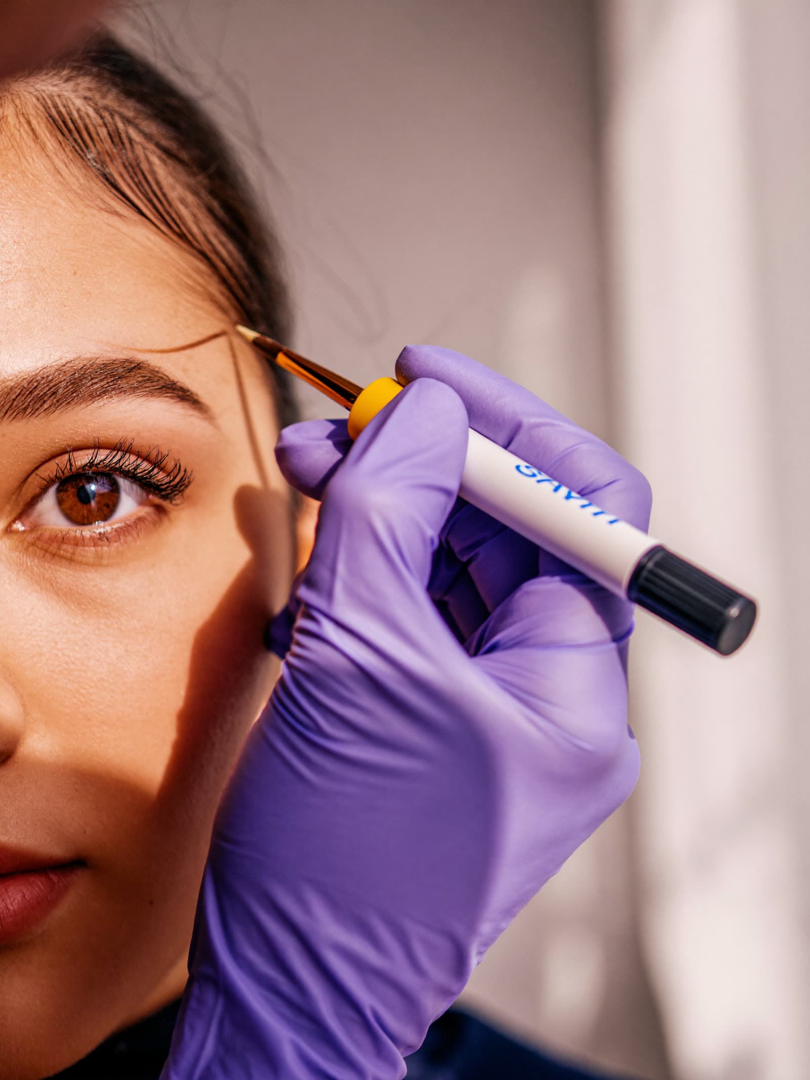 Diseño de cejas en un studio especializado, con luz natural